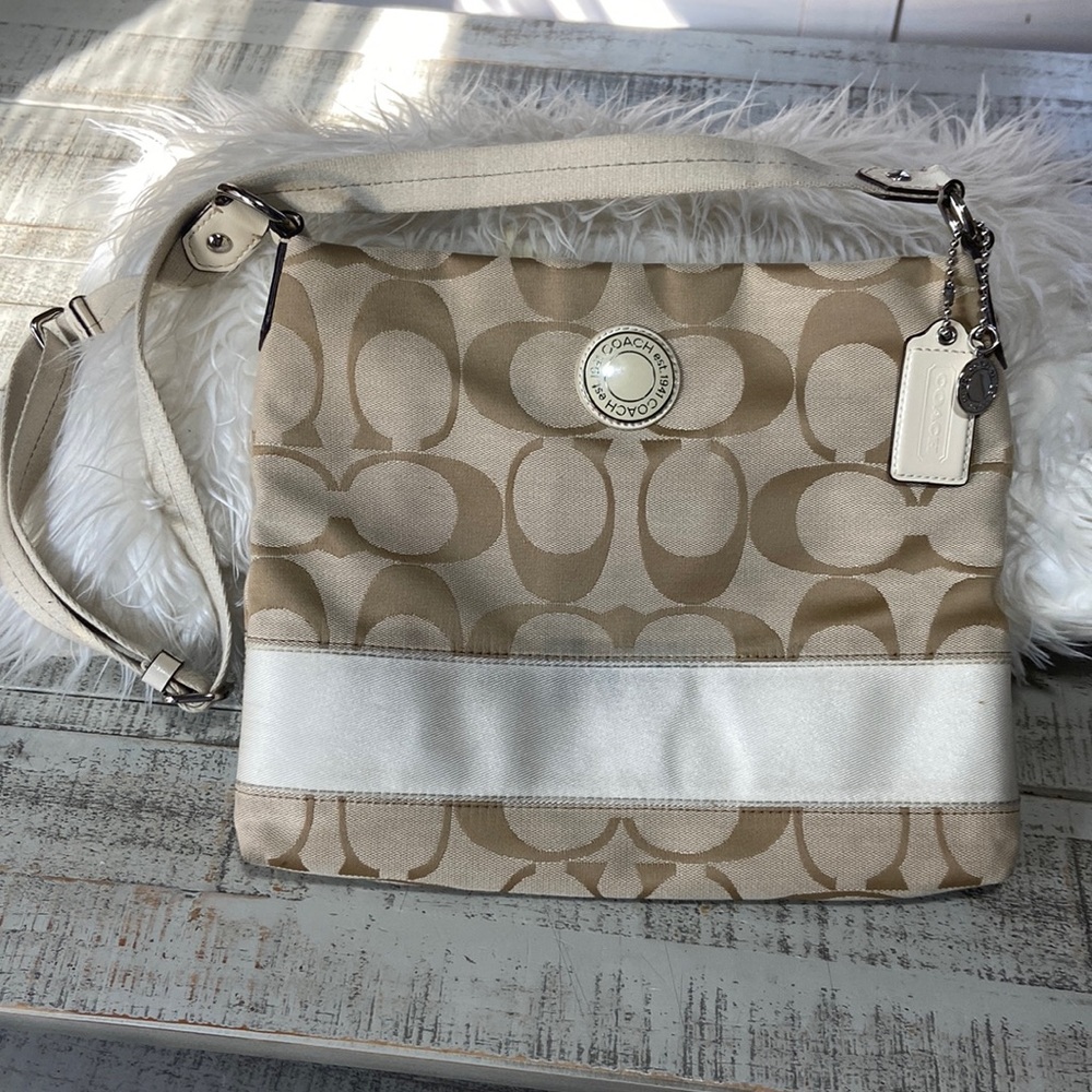 Authentic Cream canvas Coach shoulder bag. No L1263-F19220